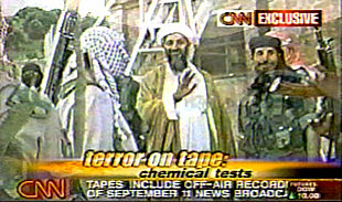 Osama Bin Laden (centro), en uno de los vídeos de Al Qaeda localizados por la cadena estadounidense CNN.
