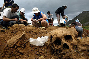 Apertura de una fosa común de la Guerra Civil en Piedrafita de Babia, en El Bierzo (León).