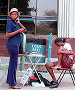 Un pequeño negocio de telefonía móvil en el centro de Bagorone, capital de Botsuana.