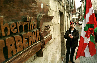 Izada de la  ikurriña   en una sede de HB en Álava.