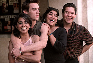 De izquierda a derecha, Parminder Nagra, Jonathan Rhys Meyers, Gurinder Chadha y Paul Mayeda.