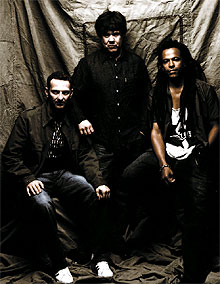 Gary Moore, en el centro, con los componentes de Scars.