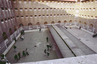 Uno de los patios de la prisión de La Santé, de la que se  fugó el sábado  Ismael Berasategi.rnrnIsmael Berasategi Escudero.