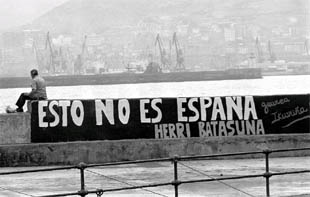Pintada de Herri Batasuna en el puerto de Bilbao.