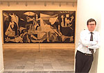 Juan Manuel Bonet, director del Museo Nacional Centro de Arte Reina Sofía, posa delante del 'Guernica' (1937), expuesto en el centro.