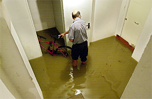 Edificio de Zumaia que fue desalojado al desbordarse el río Narrondo.
