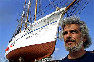 Román Sánchez, junto al pailebote    Santa     Eulalia. 