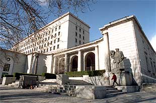 NUEVOS MINISTERIOS: '¿Le gustaría a usted celebrar la boda de su hijo en estas instalaciones?'