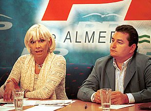 Teófila Martínez y Antonio Sanz, ayer, en la sede del PP de Almería.