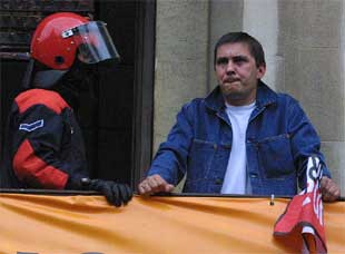El portavoz de Batasuna, Arnaldo Otegi, en la terraza de la sede que tiene la formación en el paseo del Arenal de Bilbao, antes de ser desalojado.