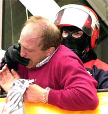 El dirigente de Batasuna Eugenio Lasa, forcejeando con un    ertzaina. 