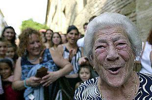 Un grupo de personas espera para el  casting  de la película  Carmen  de Vicente Aranda.