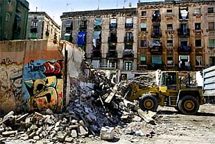 Las excavadoras se abren paso de nuevo en el Raval