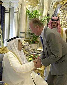 DON JUAN CARLOS CON EL REY FAHD:  ¿Por qué nuestro Monarca de casa accedió a acudir a la mansión del monarca visitante, siendo que le correspondía al otro doblar la real cerviz? 