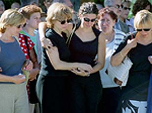 ENTIERRO DE LA VÍCTIMA.