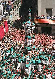 Los Castellers de Vilafranca alzan su  quatre de nou amb folre i l'agulla  en la jornada de ayer.