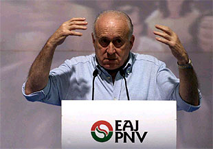 El presidente del PNV, Xabier Arzalluz, durante su intervención ayer en un acto en Zarautz.