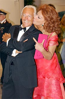 Sofía Loren besa a Giorgio Armani durante la inauguración de la Mostra.