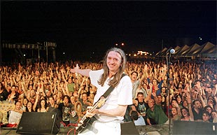 El cantante Rosendo, durante su actuación en Linares.