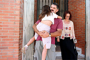 Los padres de la niña de Segura de la Sierra, poco después de lograr la devolución de su hija.