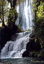 Las cascadas Baño de Diana (en primer plano) y la Caprichosa (al fondo), en el parque del Monasterio de Piedra.