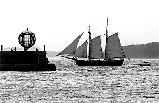 Barcos de vela de principios del siglo XX surcan las aguas de Palamós