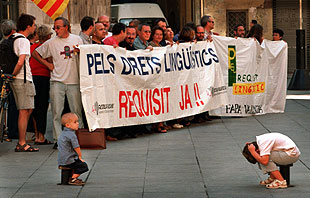 Representantes de Escola Valenciana y la Federació d'Associacions per la Llengua se concentraron ayer ante el Palau de la Generalitat.