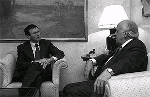 El    lehendakari  Ibarretxe y el presidente del PNV, Xabier Arzalluz, en una reunión en 1999.