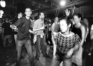 Jóvenes bailando    techno  en el Festival Sónar 2002, el pasado junio en Barcelona.