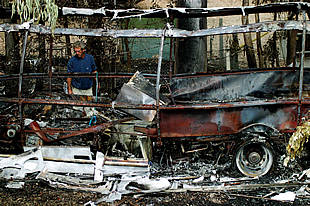 Un fuego destruye seis vehículos en un cámping de San Roque