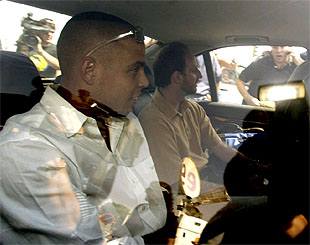 Ronaldo, junto a uno de sus colaboradores, ayer a su llegada a Madrid.