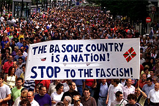Un momento de la marcha de ayer en San Sebastián contra la ilegalización de Batasuna.