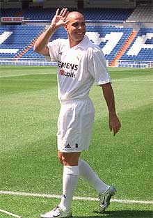 Ronaldo estrena la camiseta del Real Madrid.