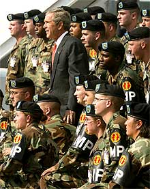 El presidente Bush posa junto a una brigada de la policía militar, en Waco (Tejas), el pasado domingo.