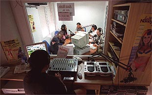 Estudio de la emisora Nuevo Mundo, promovida por inmigrantes latinoamericanos en Madrid.