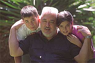 El director Imanol Uribe, con los protagonistas de    El viaje de Carol,  Juan José Ballesta y Clara Lago. PRIMER PLANO - FOTO DE GRUPO