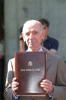 Jesús Cardenal muestra la demanda contra Batasuna. PLANO MEDIO - RETRATO