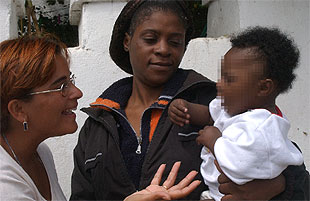 María Isabel Caro, con la niña a la que amamantó y su madre.rnPLANO GENERAL - ESCENA