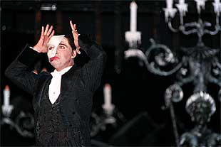 El actor Luis Amando, durante una reprentación de    El fantasma de la Ópera  en Madrid. ESCENA