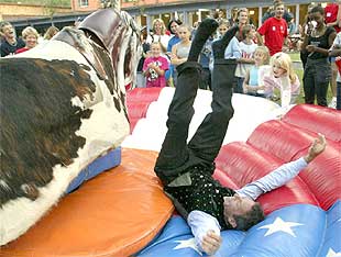 El lider ultraderechista austriaco Joerg Haider se cayó de un toro mecánico durante una fiesta infantil celebrada en la localidad de Klagenfurt con víctimas del 11 de septiembre.