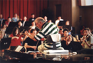 El director Daniel Barenboim, durante los ensayos de la orquesta West Eastern Divan, en Sevilla.