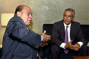 Jordi Pujol, a la izquierda, con Javier Arenas, durante la entrevista que mantuvieron ayer en Barcelona.