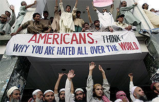 'Americanos, pensad porqué sois odiados en todo el mundo', reza una pancarta de simpatizantes protalibanes en Islamabad.