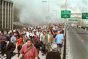 Miles de personas huyen del sur de Manhattan tras los ataques del 11-S.