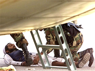 EE UU devuelve a Pakistán presos talibanes