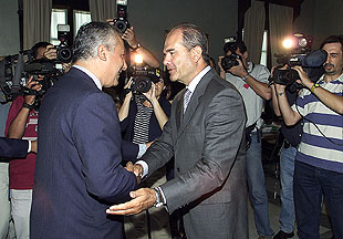 Javier Arenas y Manuel Chaves, ayer en Sevilla.