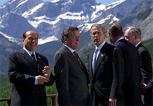 De izquierda a derecha, Berlusconi, Schröder, Bush, Chirac y Chrétien en la pasada cumbre de Alberta (Canadá). PLANO MEDIO - ESCENA