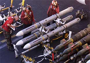 Soldados de EE UU en la cubierta del portaaviones  George Washington , en aguas del Golfo Pérsico.