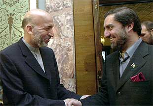 Karzai saluda a su ministro de Exteriores, Abdulá Abdulá, en el palacio presidencial en Kabul.