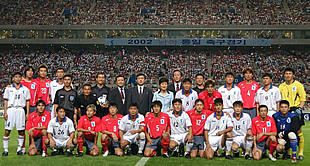 LAS DOS COREAS SE DAN LA MANO SOBRE EL CÉSPED.